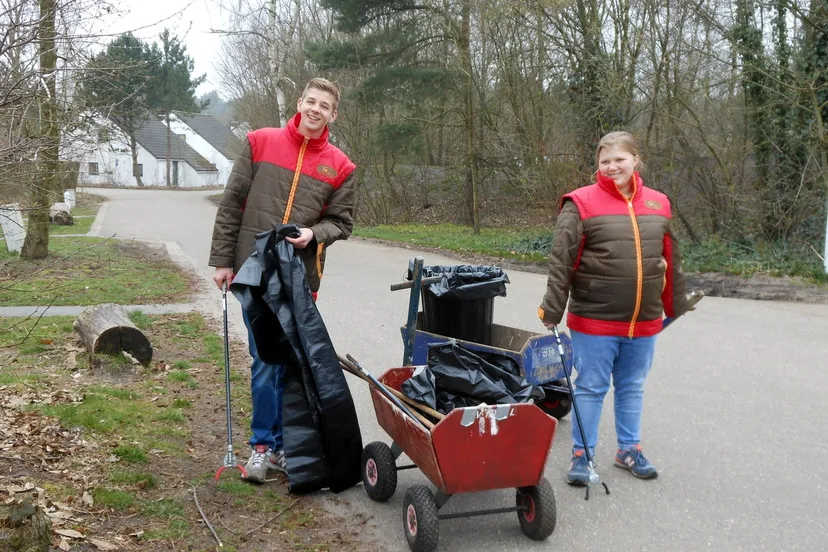 2015 04 22 accent esme spierings naarden stein pilon zeewolde aan het werk in de groenvoorziening