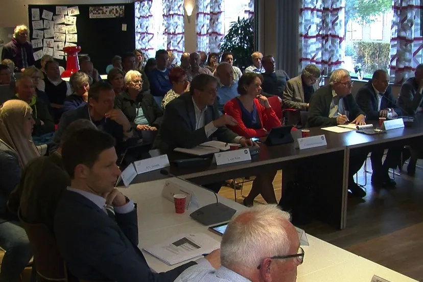 2015 04 23 zwembaddiscussie