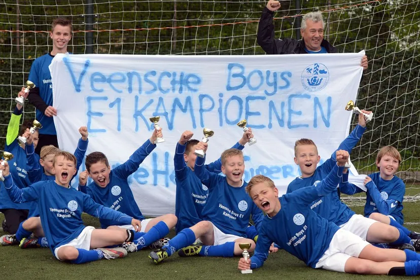 2015 05 10 veensche boys e1 vvop 9 5 kampioen15