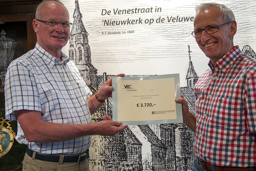 2015 06 13 notaris vdcastel doneert aan son