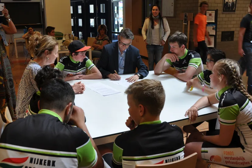 2015 06 14 accent de jongeren bespreken de voorwaarden van het contract