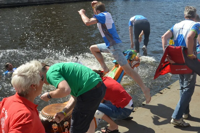 2015 06 27 drakenbootrace klompenwokkels springen in het water 27 6