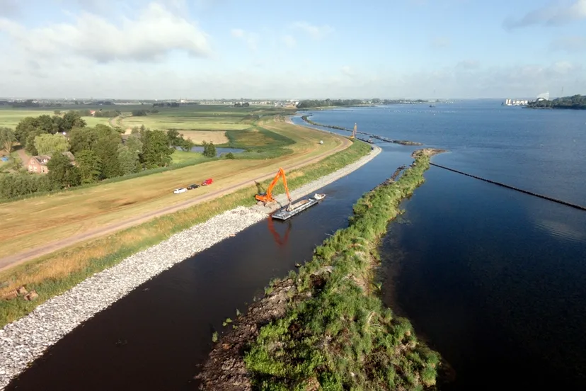 2015 07 15 luchtfoto aanbrengen steunberm aan arkemheense zeedijk bij nijkerk