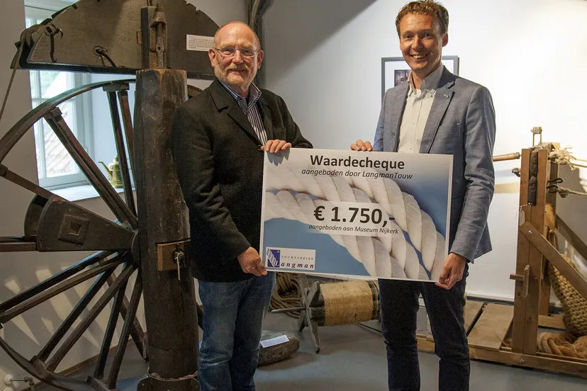 2015 09 07 overhandigen cheque fa langman foto gerrit van de veen 01