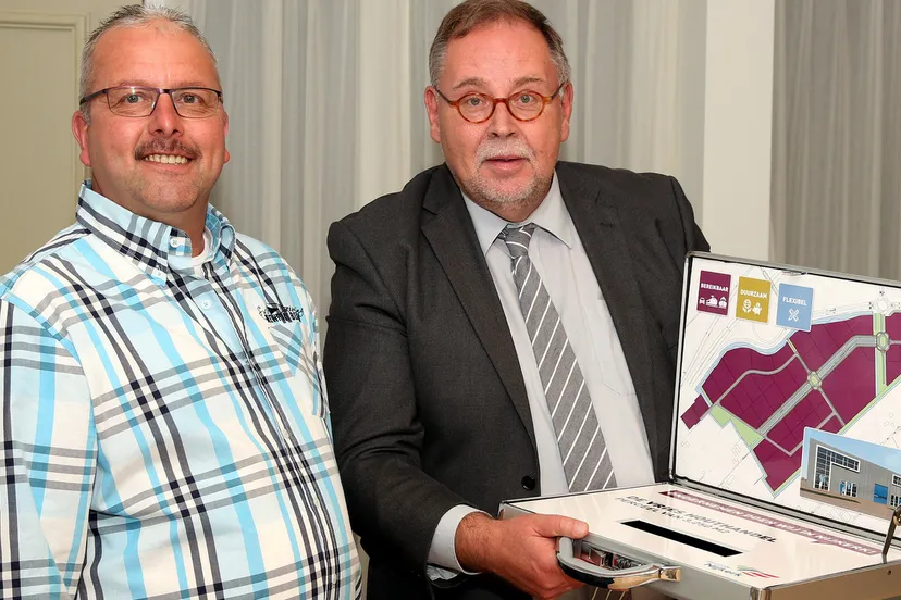 2015 09 16 geert horst en dhr de vries verkoop grond de flier