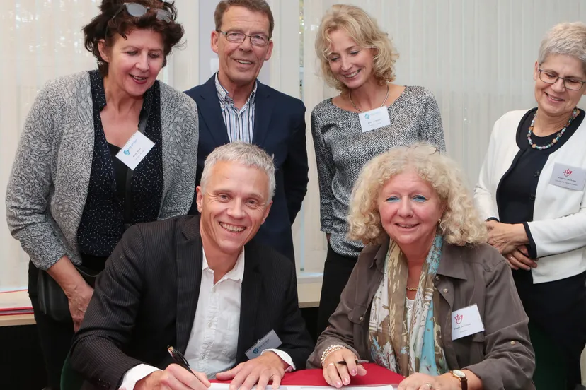 2015 11 02 ondertekening samenwerking trombosediensten