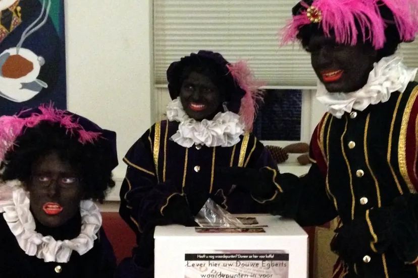 2015 11 27 zwarte pieten doneren de waardepunten voor voedselbank 2