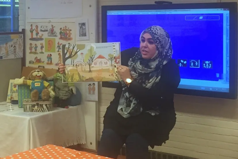 2016 02 02 wethouder aboyaakoub leest voor koning emmaschool