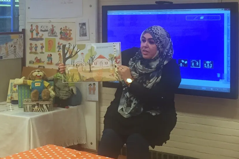 2016 02 02 wethouder aboyaakoub leest voor koning emmaschool