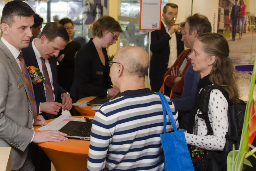 2016 04 01 rabo woonbuffet persbericht informatiebalie met klanten