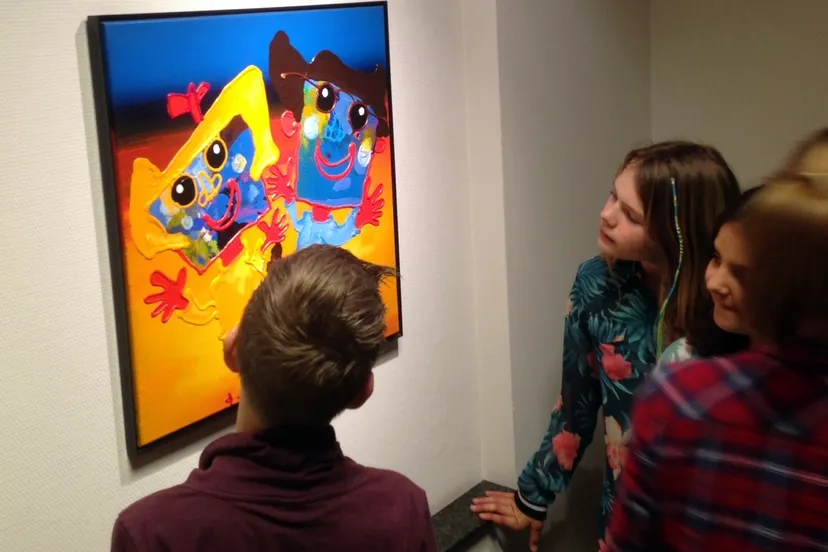 2016 04 07 oranje nassauschool bezoekt bronswerk kinderen bij schilderij