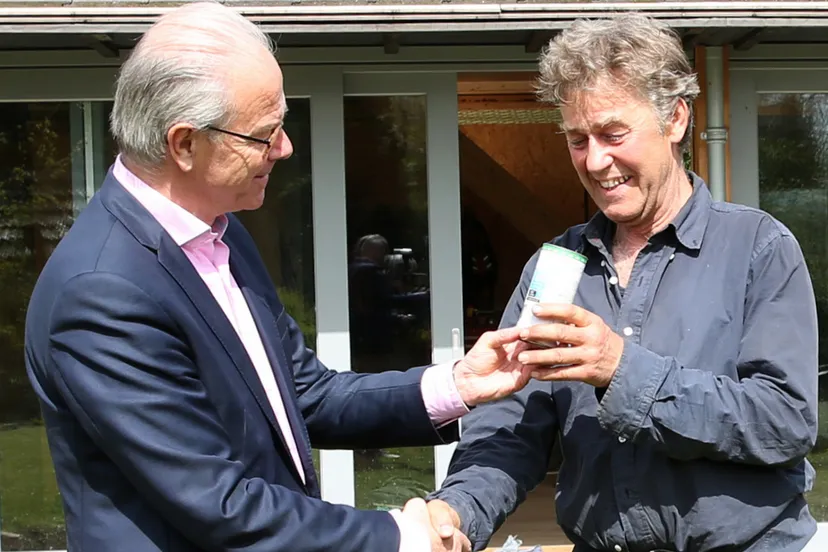 2016 04 25 wethouder wim van veelen en de heer kloet wijnijkerk energiebesparing