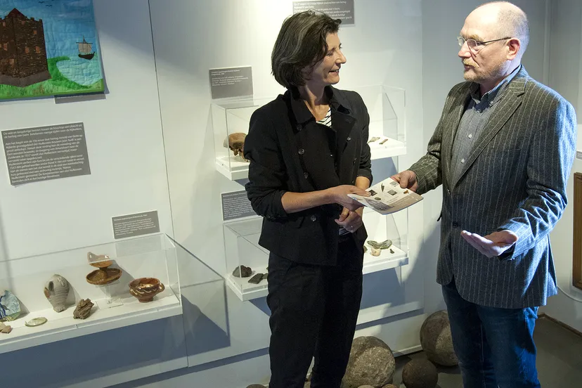 2016 11 02 wethouder marly klein ontvangt boekje over archeologie opticafoto nijkerk