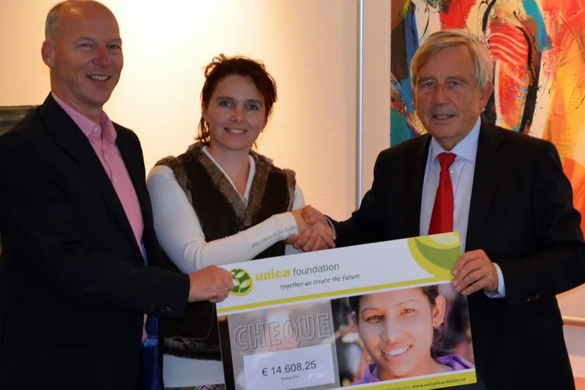 2016 11 14 unica overhandiging cheque opbrengst welloop 2016