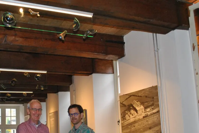 2016 11 25 harm visser overhandigt lichtkunstwerk aan jan cozijnsen voorzitter museum nijkerk1