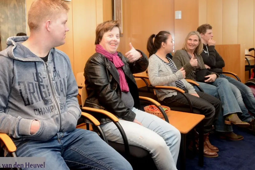 2017 01 20 postkamer 20 1 bezoek gemeentehuis duim omhoog