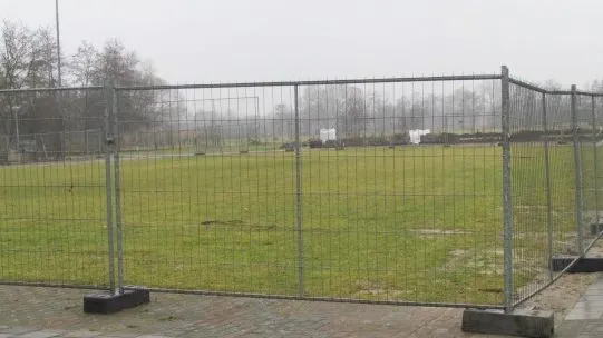 2017 02 10 veensche boys 1 de bouwplaats is afgezet
