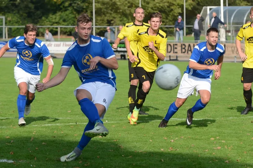 2017 10 14 veensche boys lunteren 14 10 brouwer penalty