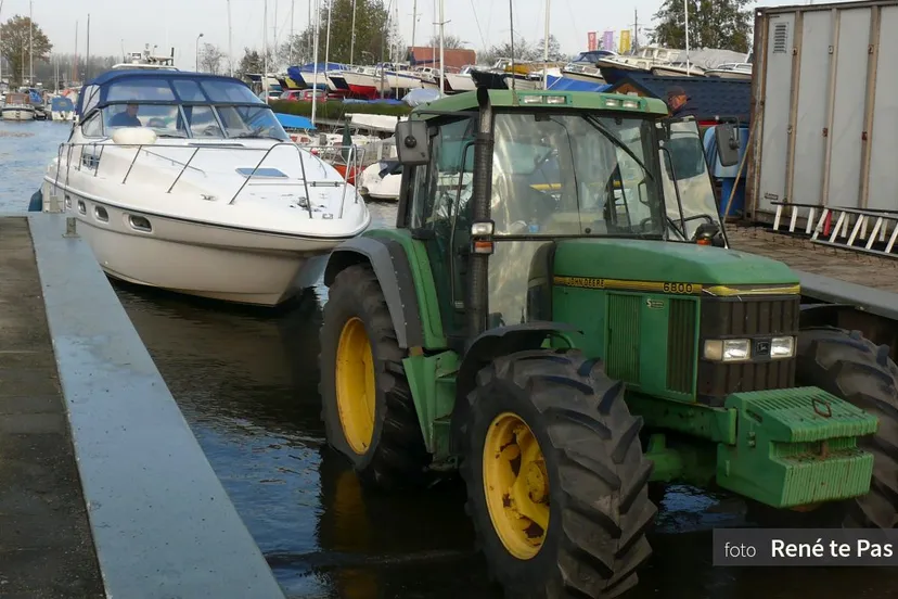 2017 11 05 boten uit het water voor de winter bij de jachthaven de de zuidwal r te pas17