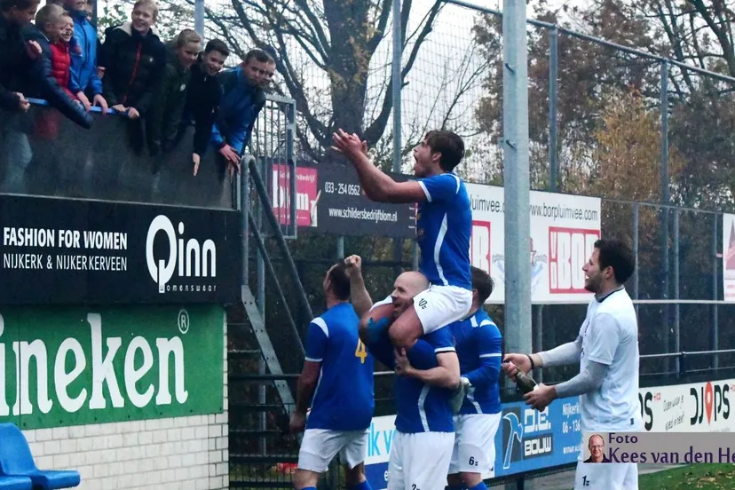 2017 11 18 veensche boys vvop 18 11 yannick op schouders 1