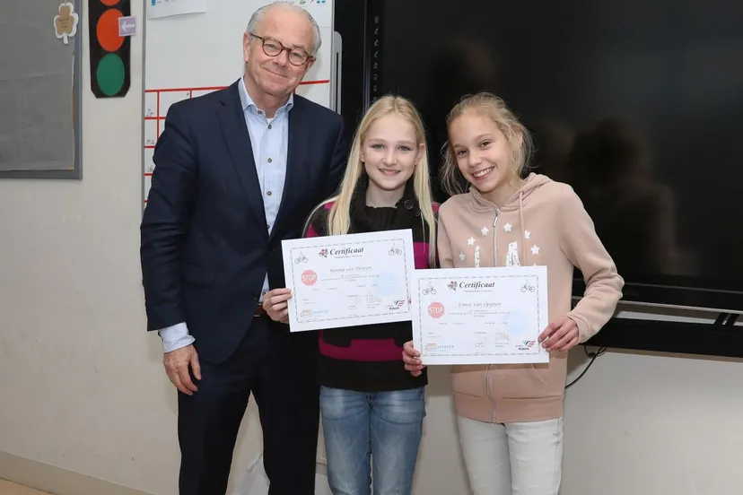 2017 12 19 wethouder feliciteert twee leerlingen verkeersexamen
