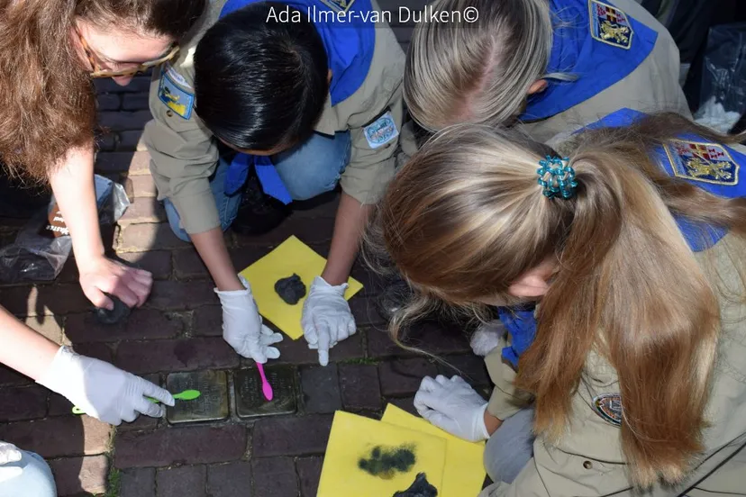 2018 04 22 nijkerkse scouts reinigen de struikelstenen aan het singel foto ada ilmer van dulken