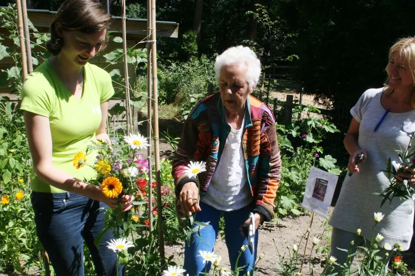 2018 09 10 natuurbeleving zorgerf buiten verblijf pluktuin grijs groen gelukkig