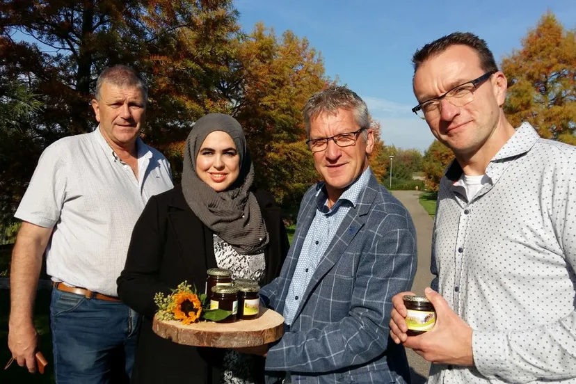 2018 10 14 eerste bijenhoning wijk corlaer in nijkerk voor wethouder