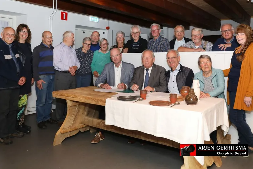 2018 10 23 gerard van den tweel ondertekent de verlenging van zijn hoofdsponsorschap met museum nijkerk