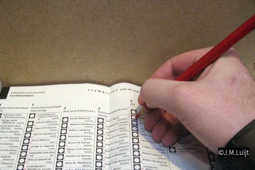 2018 10 23 standaard nijkerk los verkiezingen stembiljet stemmen stemhokje politiek tweede kamer gemeenteraad foto jmluijt cc by 25 nl 001