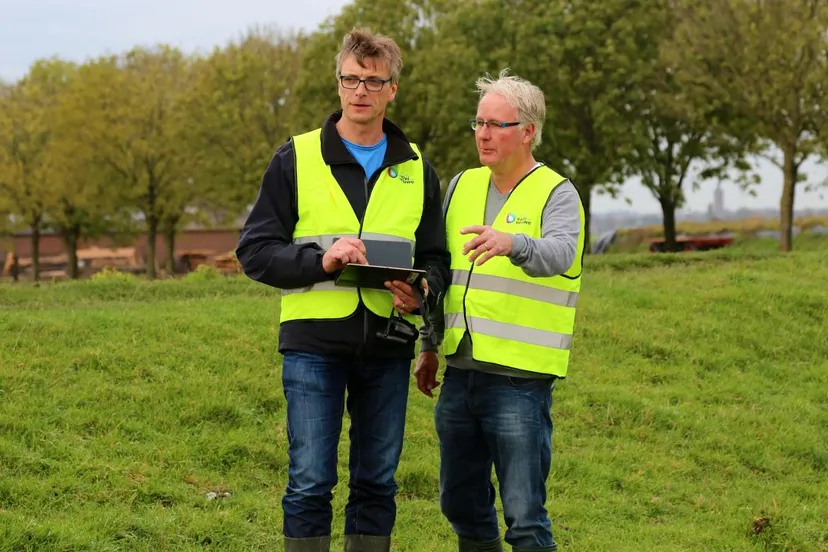 2018 10 30 heemraad schoonman links tijdens een eerdere slootcontrole samen met een medewerker