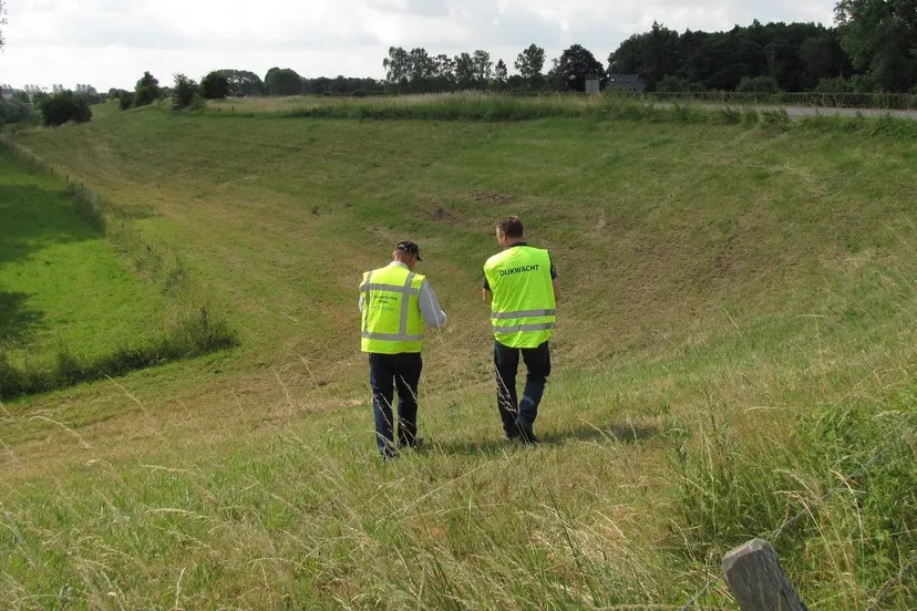 2018 11 26 medewerkers van het waterschap inspecteren de dijken foto vallei en veluwe