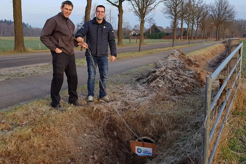 2018 12 17 art wolleswinkel lto gelderse vallei en gebiedsbeheerder jeroen koelewijn waterschap sluiten een duiker af