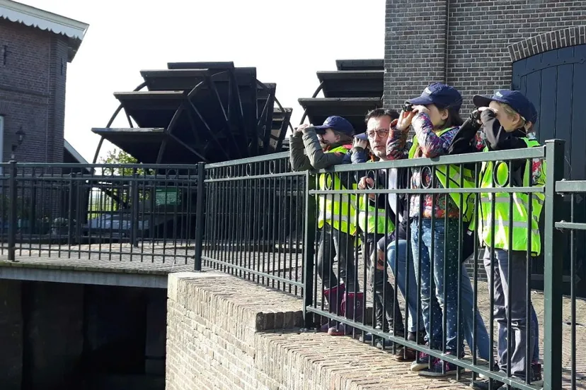 2019 04 18 goor stoomgemaal overhandiging verrekijkers 3