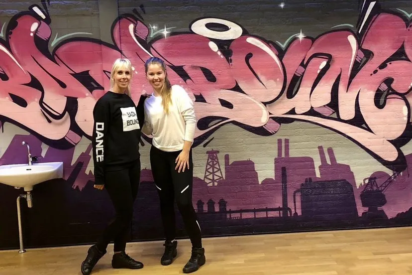 2019 10 03 jantina klompenhouwer van dansschool badabounce is blij met de nieuwe stagiare chantal van renselaar