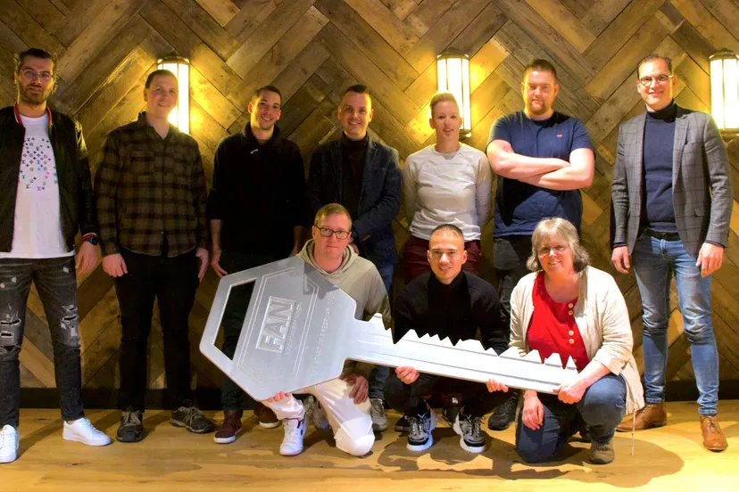 202 04 04 eerste fan studenten ontvangen diploma 1