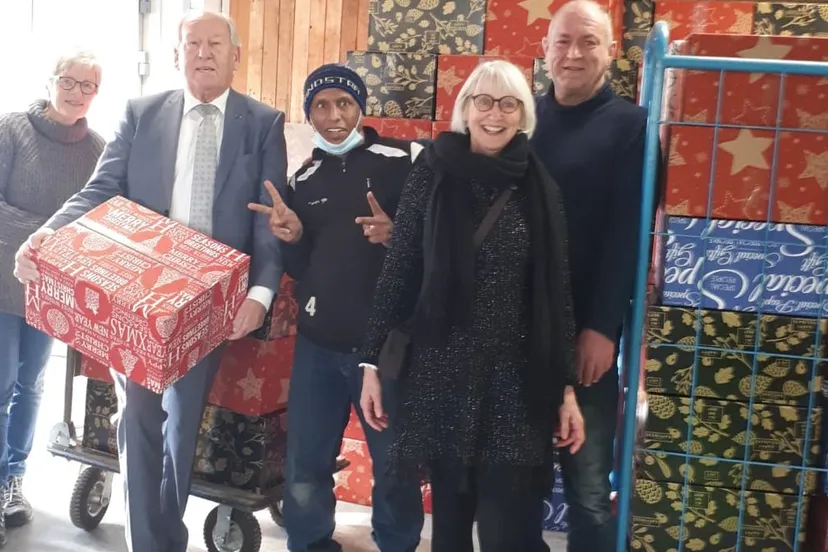 202 12 22 foto overhandigen kerstpakketten voor de voedselbank