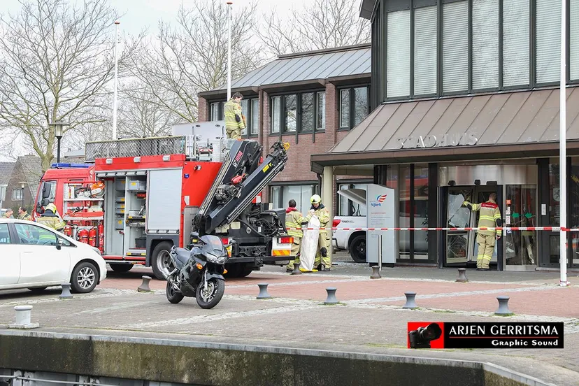 2020 03 06 auto rijdt stadhuis in 0011
