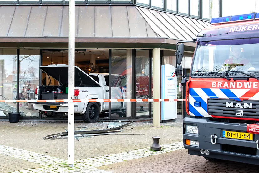 2020 03 06 auto rijdt stadhuis in 0021