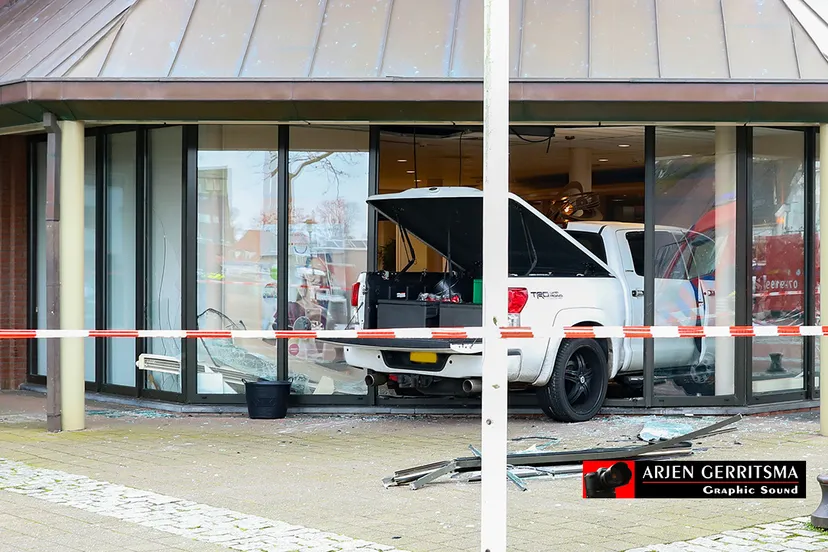 2020 03 06 auto rijdt stadhuis in 003