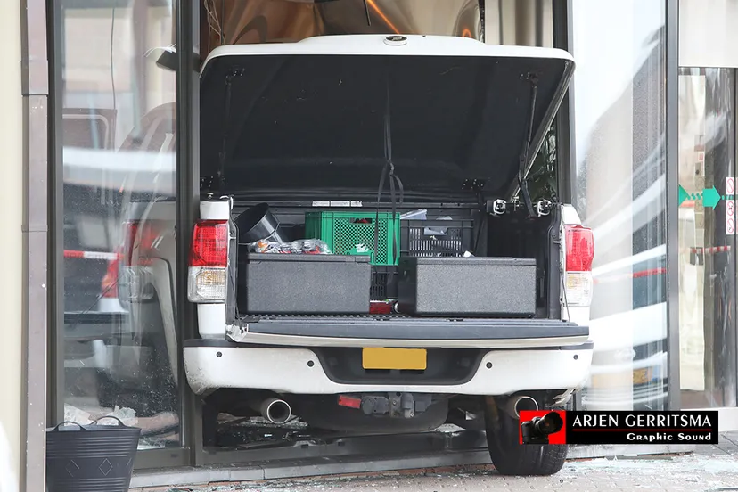 2020 03 06 auto rijdt stadhuis in 005