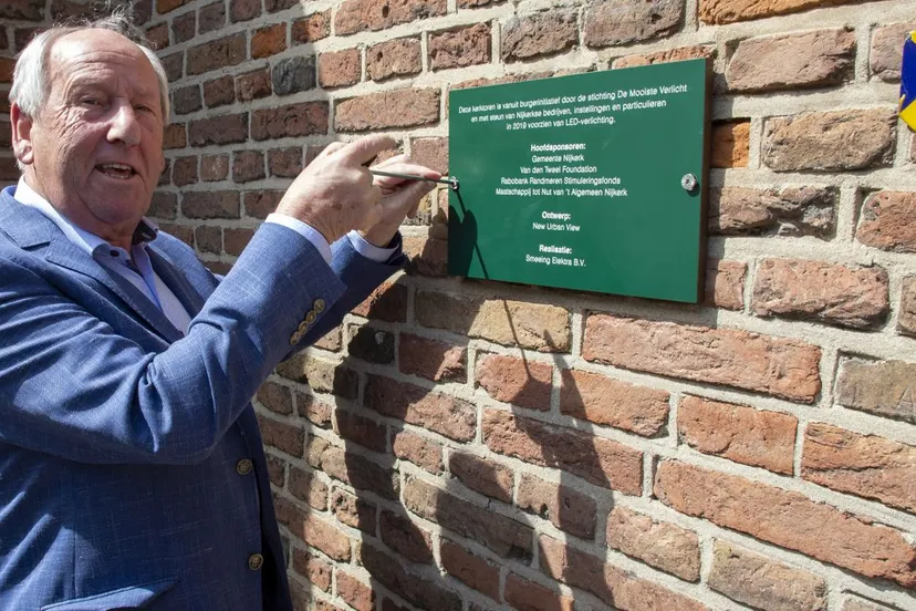 2020 05 08 g van den tweel schroeft bord vast