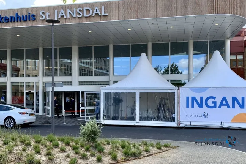 2020 05 11 triagetent hoofdingang stjansdal