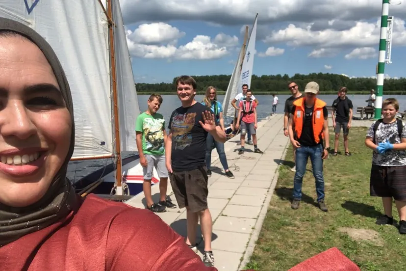 2020 06 22 wethouder nadya aboyaakoub bij waterscouting nijkerk