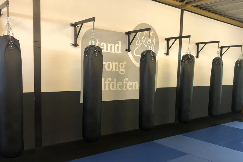 2020 08 28 strikefit trainingen bij krav maga bokszakken zwart