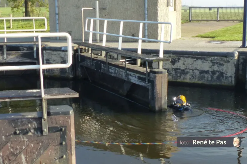 2020 10 23 arkersluis duikwerk aan de deuren reinigen onder water r te pas 7