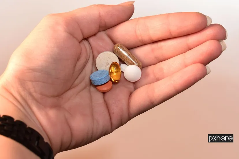 2020 10 24 medicijnen pill finger hand capsule pharmaceutical drug medicine 1535755 pxhere