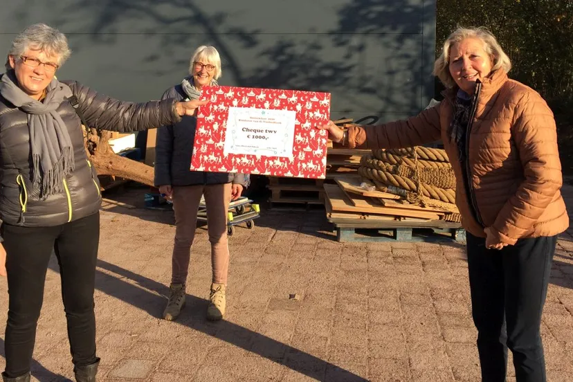 2020 11 18 karin de boer rechts overhandigt de cheque ter waarde van 1000 euro aan gezien schoo links in het midden ineke brons van de voedselbank