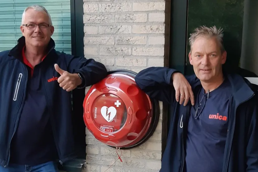 2020 12 07 monteurs van unica naast een zojuist gemonteerde aed