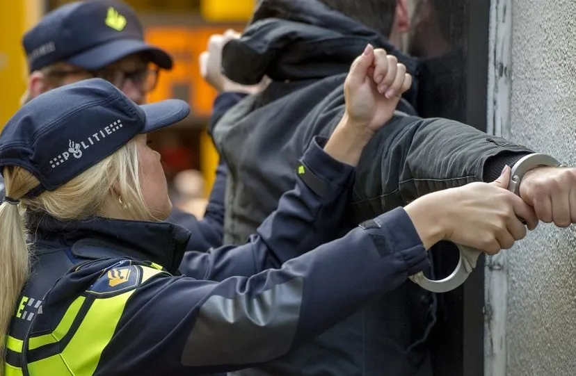 2021 02 05 politie burgenet handboeien